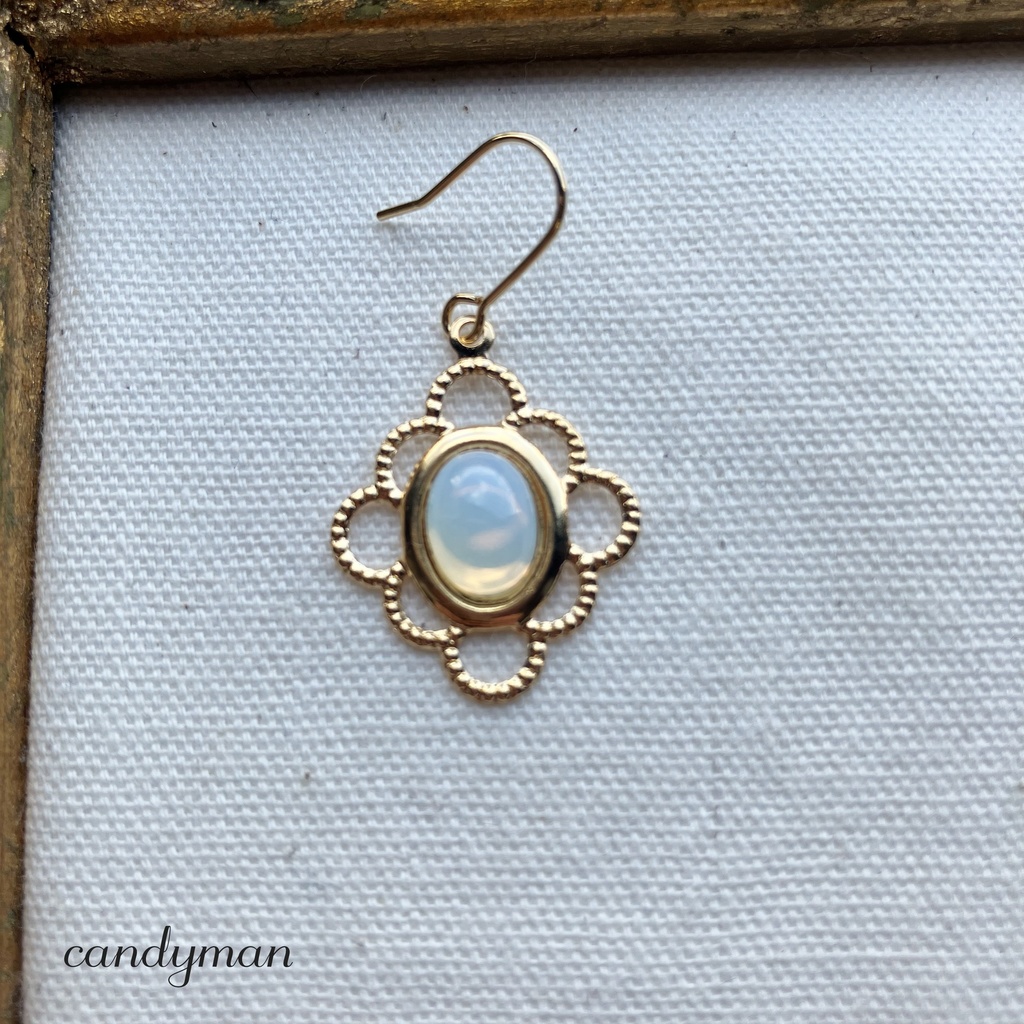 【送料込み】ジャーマンヴィンテージ他 グラスストーン・ビーズ・星のホワイト4種ピアス