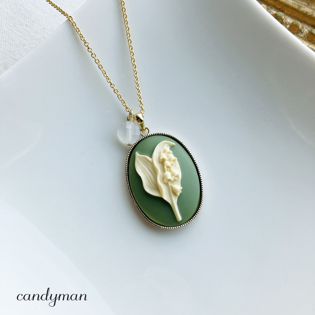 【送料込み】グリーンのすずらんカメオと天然石ホワイトカルセドニーのネックレス