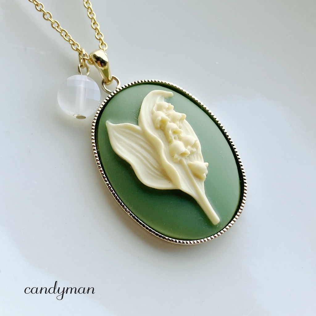 【送料込み】グリーンのすずらんカメオと天然石ホワイトカルセドニーのネックレス