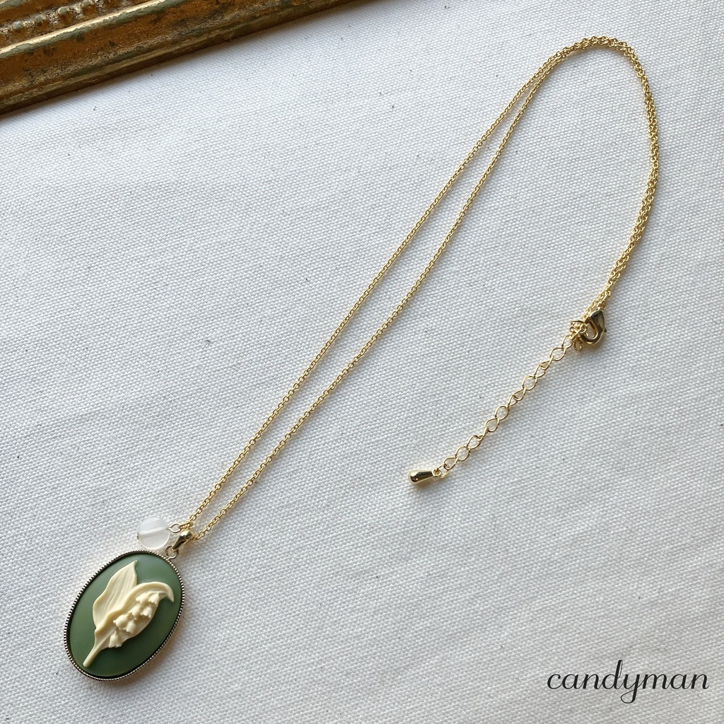 【送料込み】グリーンのすずらんカメオと天然石ホワイトカルセドニーのネックレス