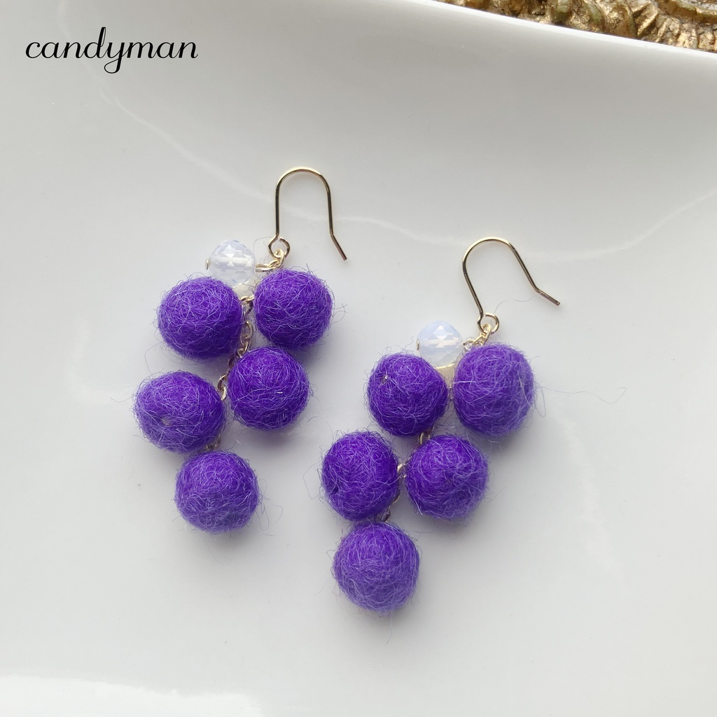 『新春セール10%OFF』【送料込み】フェルトボールの青紫ピアス