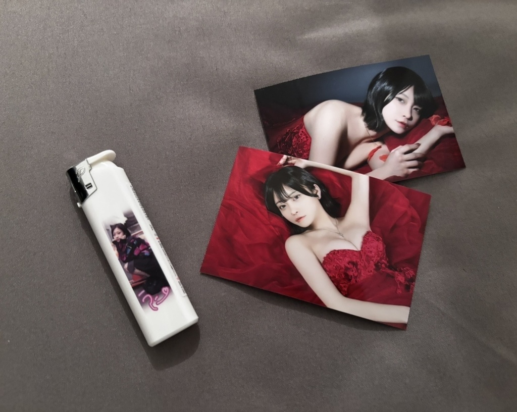 ライター×1 ＆ランダムミニ写真×1
