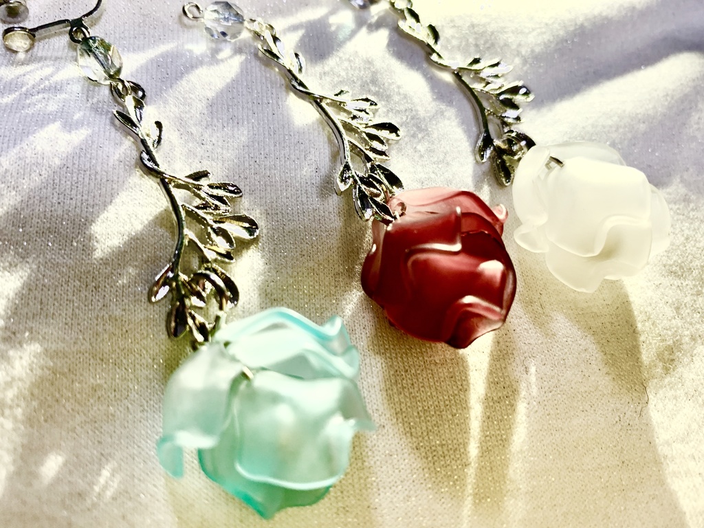 フラワーモチーフ②バラの片耳イヤリング(ピアス、樹脂ピアス変更可)