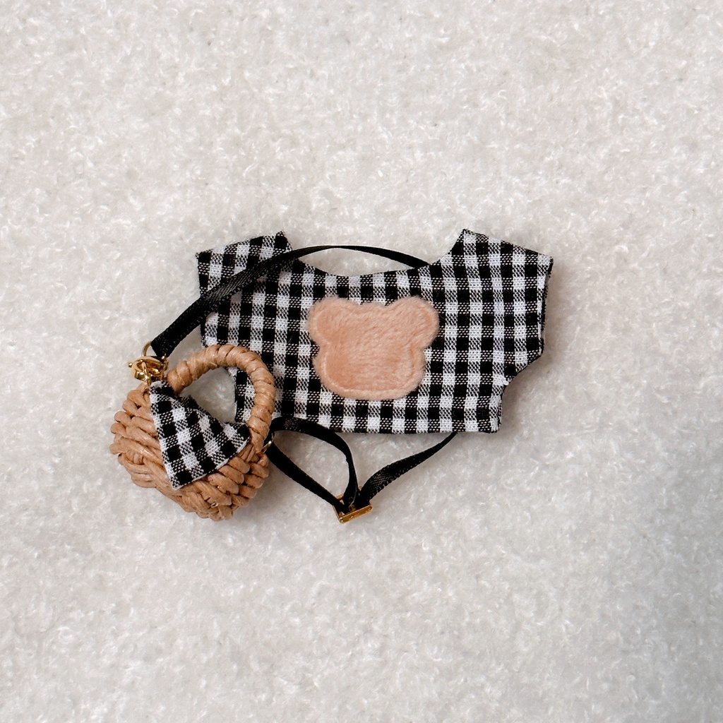 くまチェックシャツ、くまニット、かごポシェット