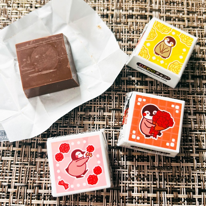 バラを贈るペンギンのDECOチョコ