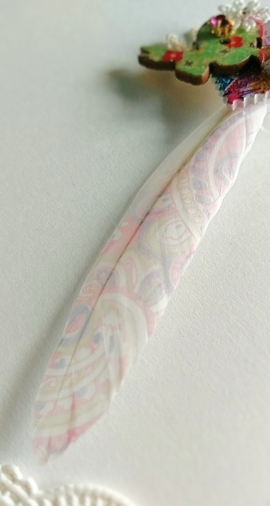 兎の羽根ペン ブローチ ピンブローチ (カラー2種類)