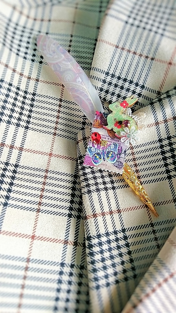 兎の羽根ペン ブローチ ピンブローチ (カラー2種類)