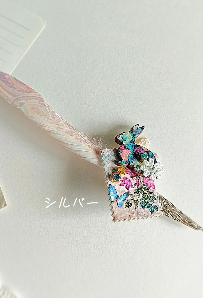 兎の羽根ペン ブローチ ピンブローチ (カラー2種類)