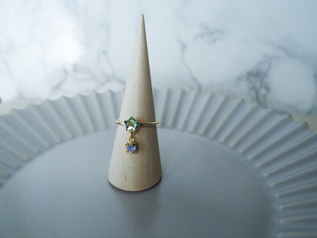 星モチーフ パーツが揺れるしゃらしゃら指輪