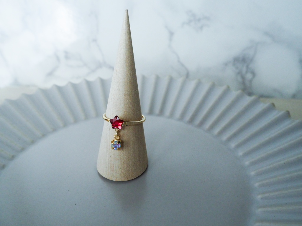 星モチーフ パーツが揺れるしゃらしゃら指輪