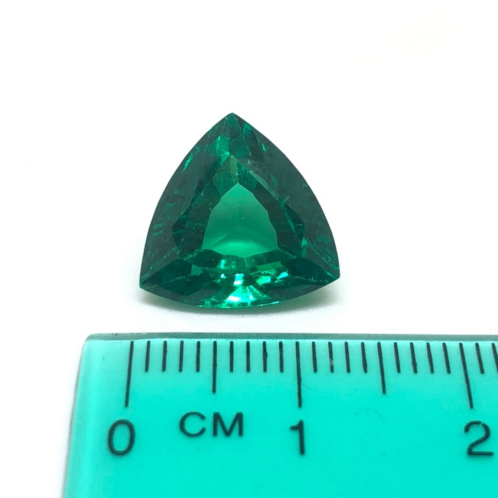 【けも級石！？】グリーンガーネット・トリリアントカット