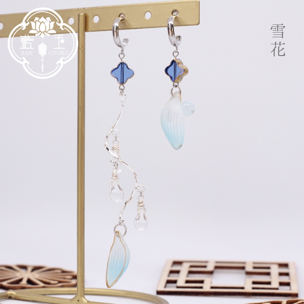 【ピアス・イヤリング】付喪神シリーズ:雪花/水色の花びらと水晶・アクアマリンのアクセサリー