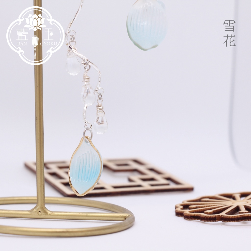 【ピアス・イヤリング】付喪神シリーズ:雪花/水色の花びらと水晶・アクアマリンのアクセサリー