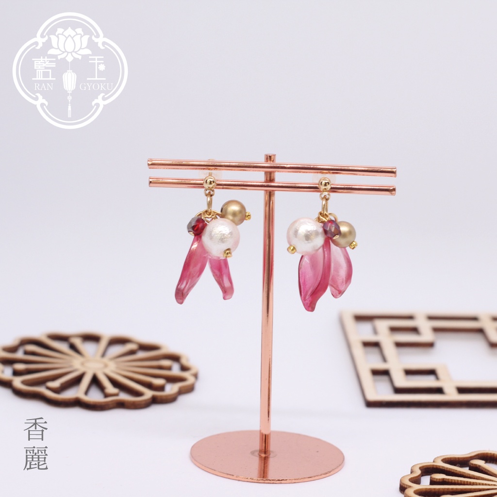 【ピアス・イヤリング】付喪神シリーズ:香麗/赤色の花びらと華やかなビーズのアクセサリー