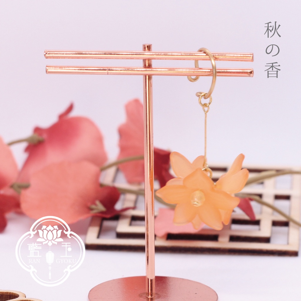 【金木犀風イヤーカフ】秋の香/オレンジ花のアクセサリー