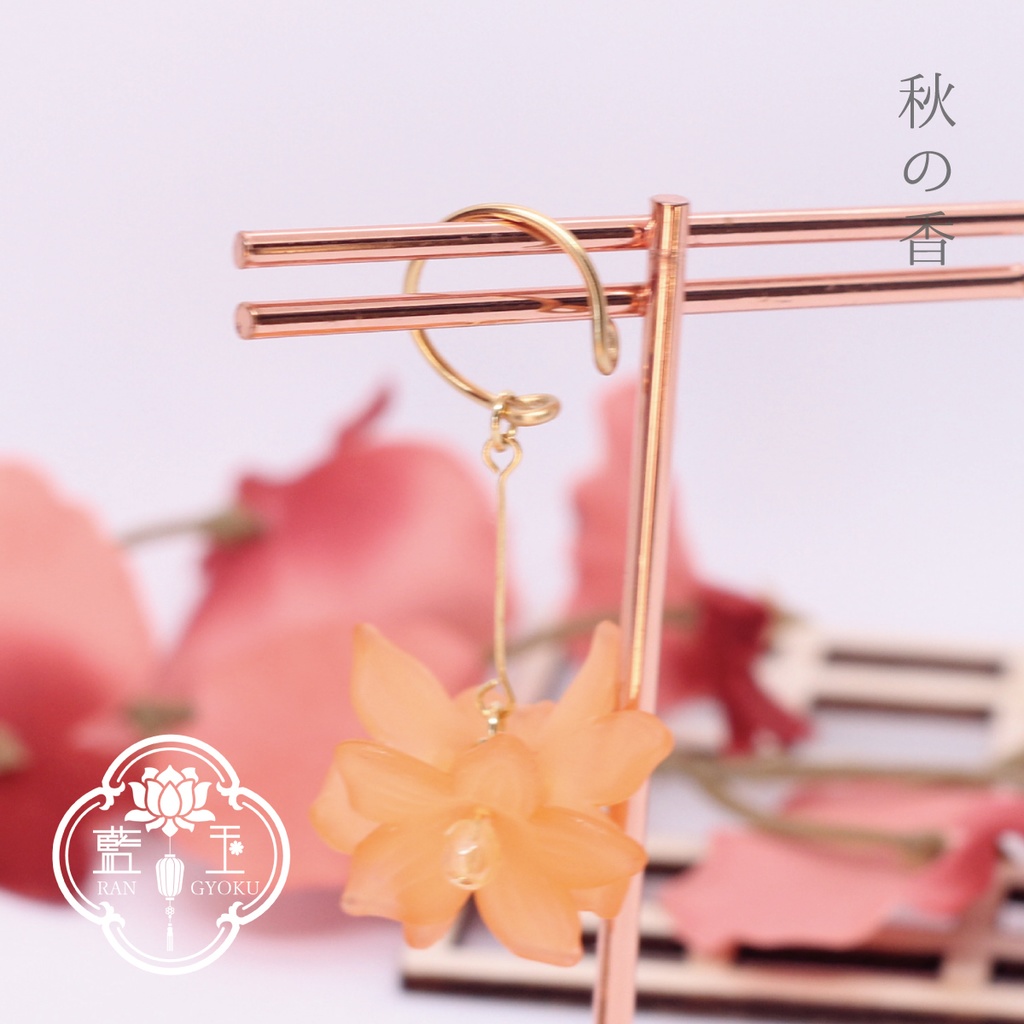 【金木犀風イヤーカフ】秋の香/オレンジ花のアクセサリー