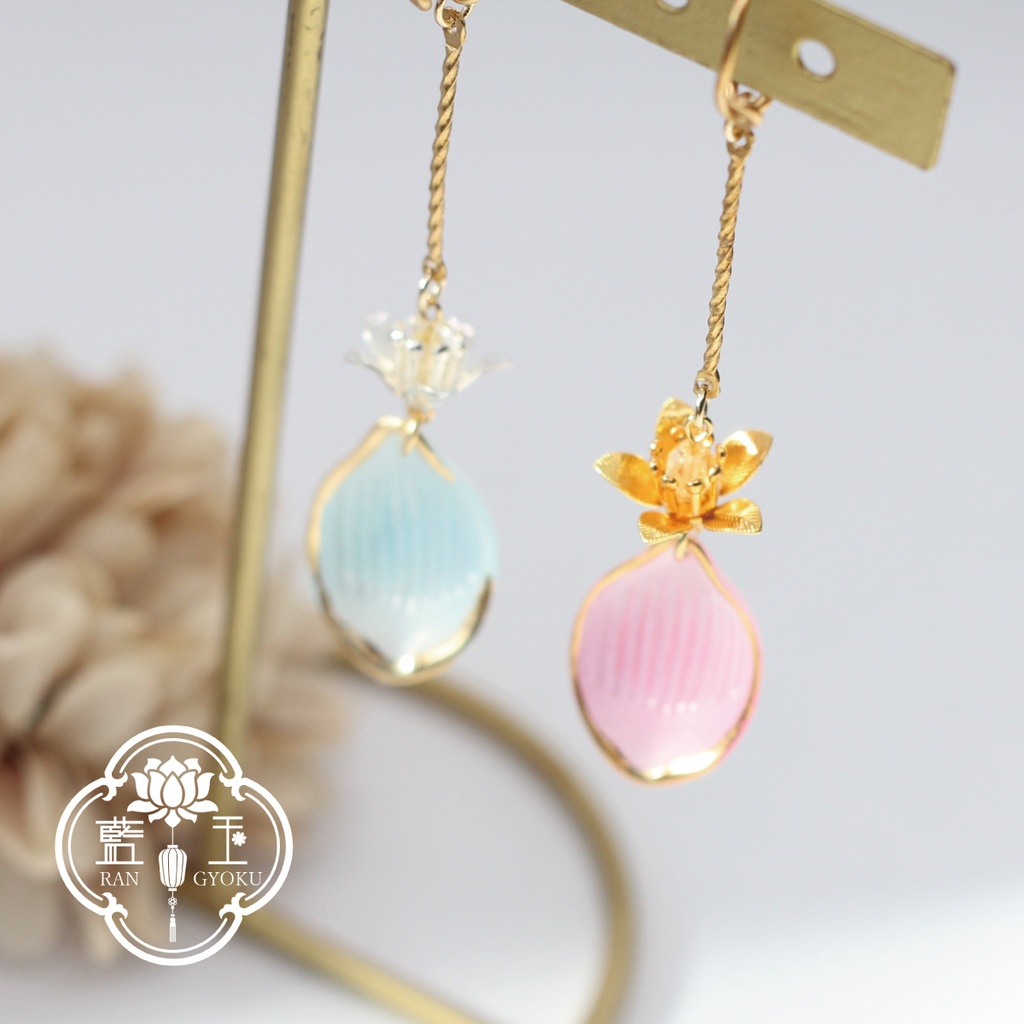 【イヤーカフ】桜降 花弁の揺れる片耳アクセサリー/ピンク・水色