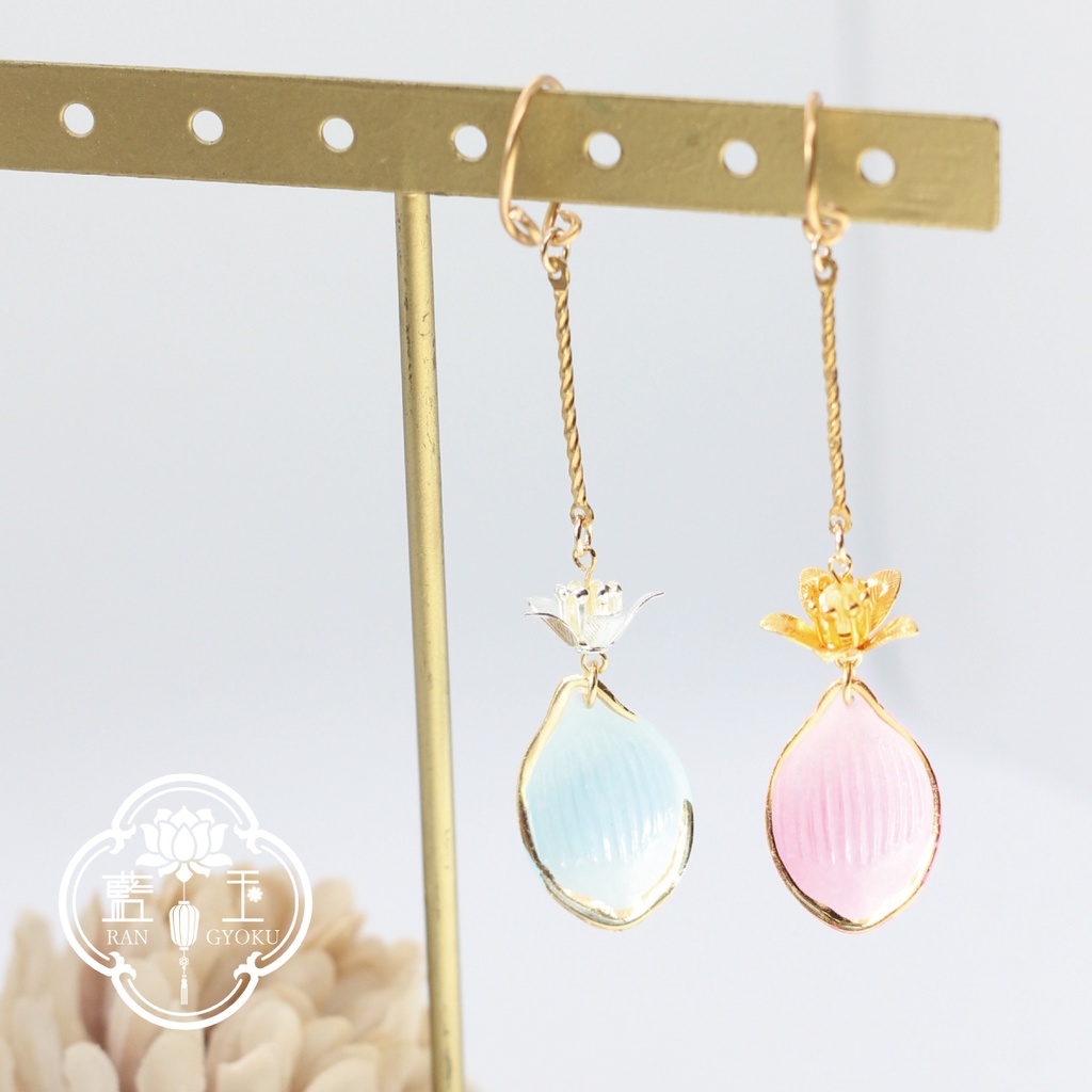 【イヤーカフ】桜降 花弁の揺れる片耳アクセサリー/ピンク・水色