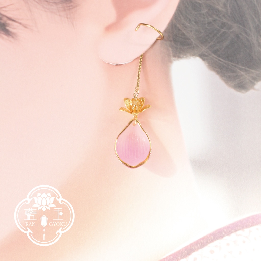 【イヤーカフ】桜降 花弁の揺れる片耳アクセサリー/ピンク・水色