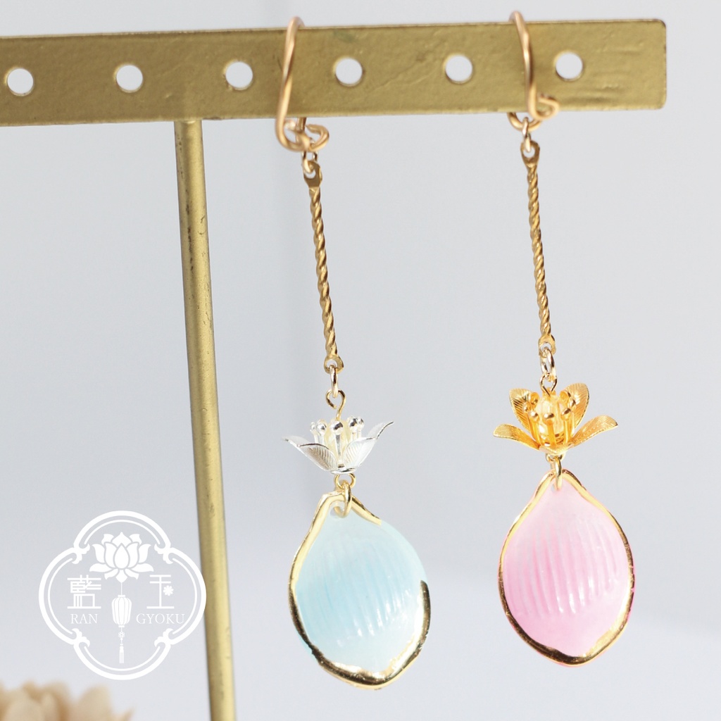 【イヤーカフ】桜降 花弁の揺れる片耳アクセサリー/ピンク・水色