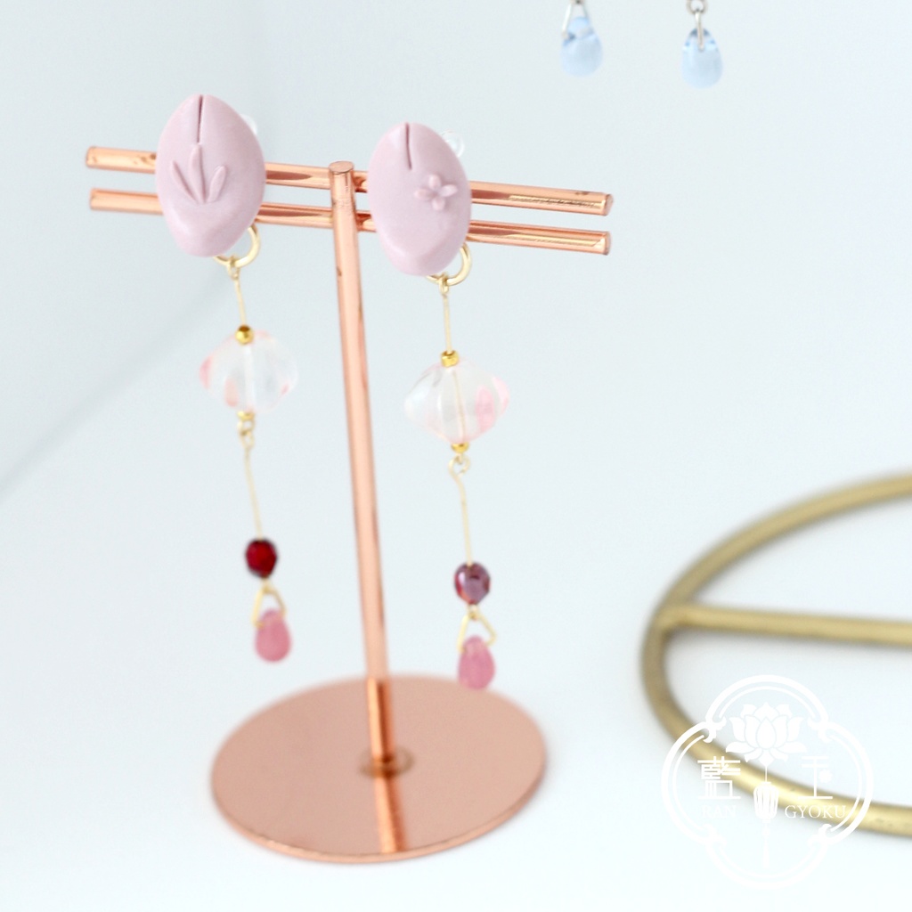 【和風ピアス・イヤリング】追加パーツが選べる和菓子なお狐様アクセサリー(空Ver)