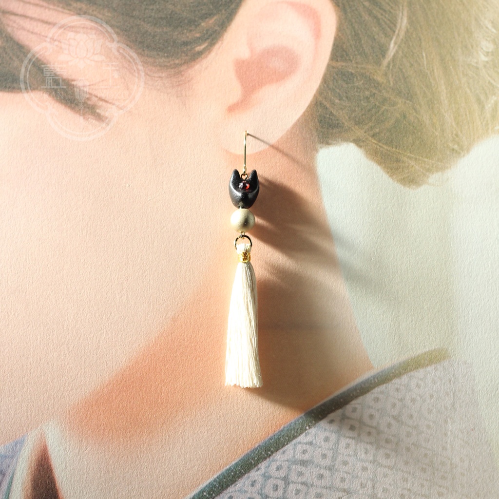 お狐様のタッセルピアス・イヤリング/白黒*狐の嫁入り*