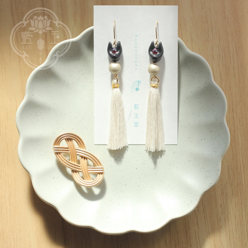 お狐様のタッセルピアス・イヤリング/白黒*狐の嫁入り*