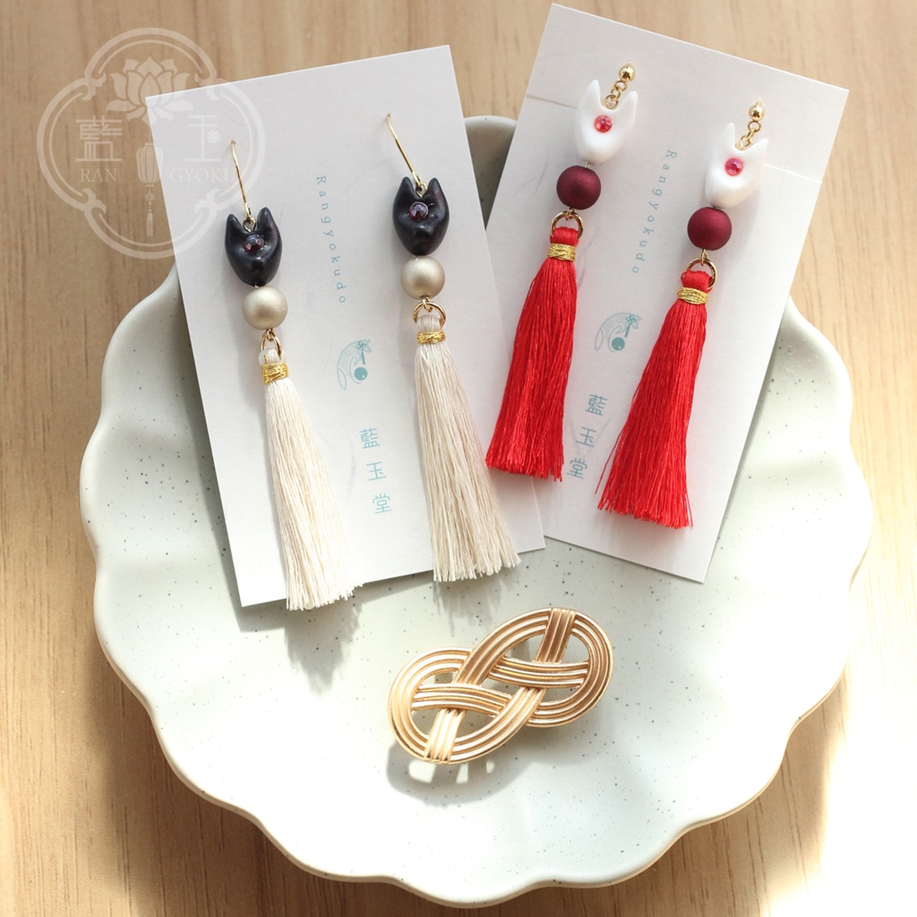 お狐様のタッセルピアス・イヤリング/白赤*狐の嫁入り*