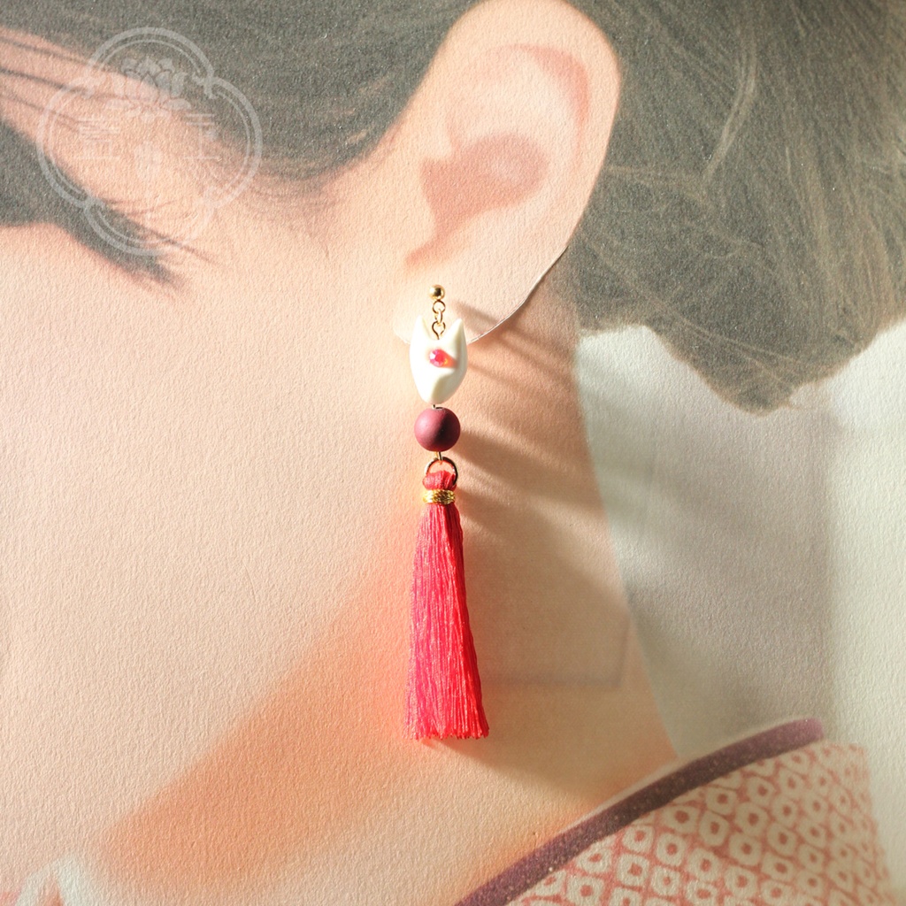 お狐様のタッセルピアス・イヤリング/白赤*狐の嫁入り*