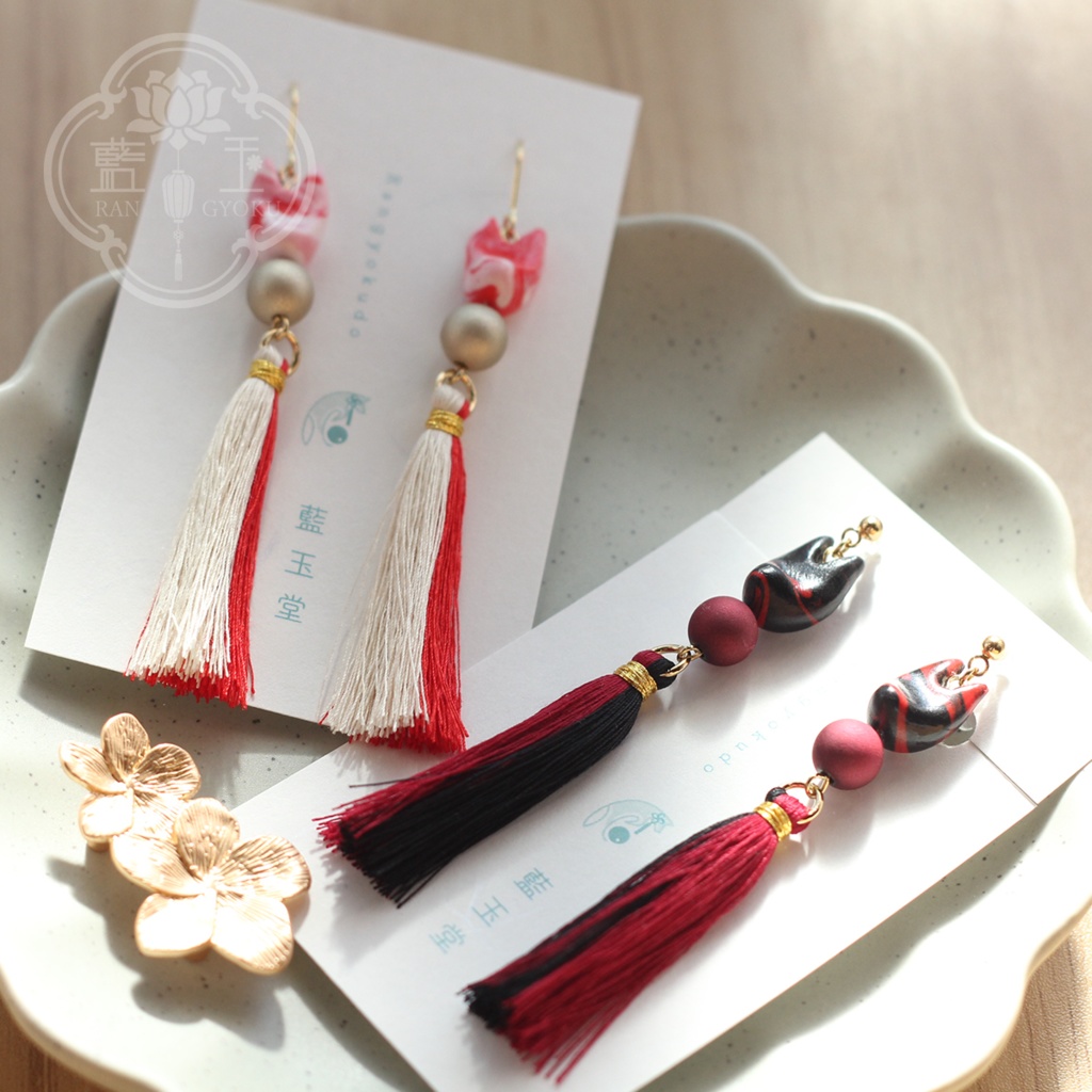 お狐様のタッセルピアス・イヤリング/白赤MIX*祭囃子*