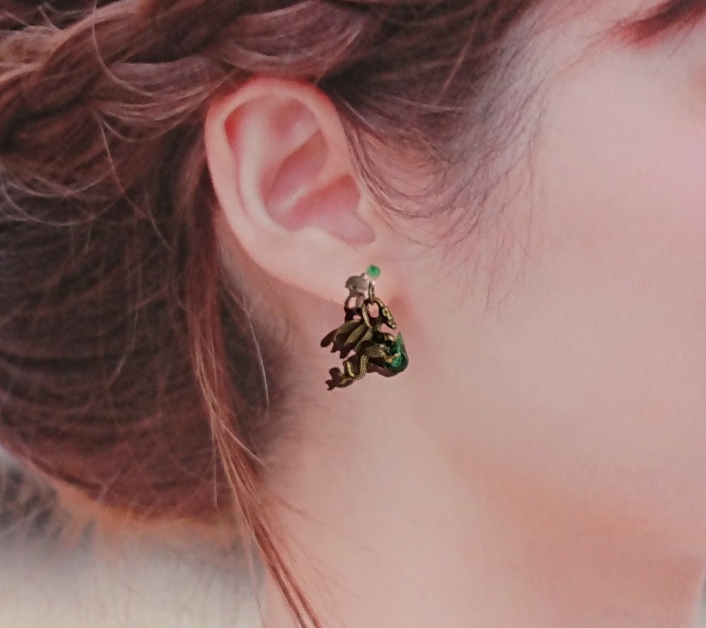 宝石を抱くドラゴン【レジン製】