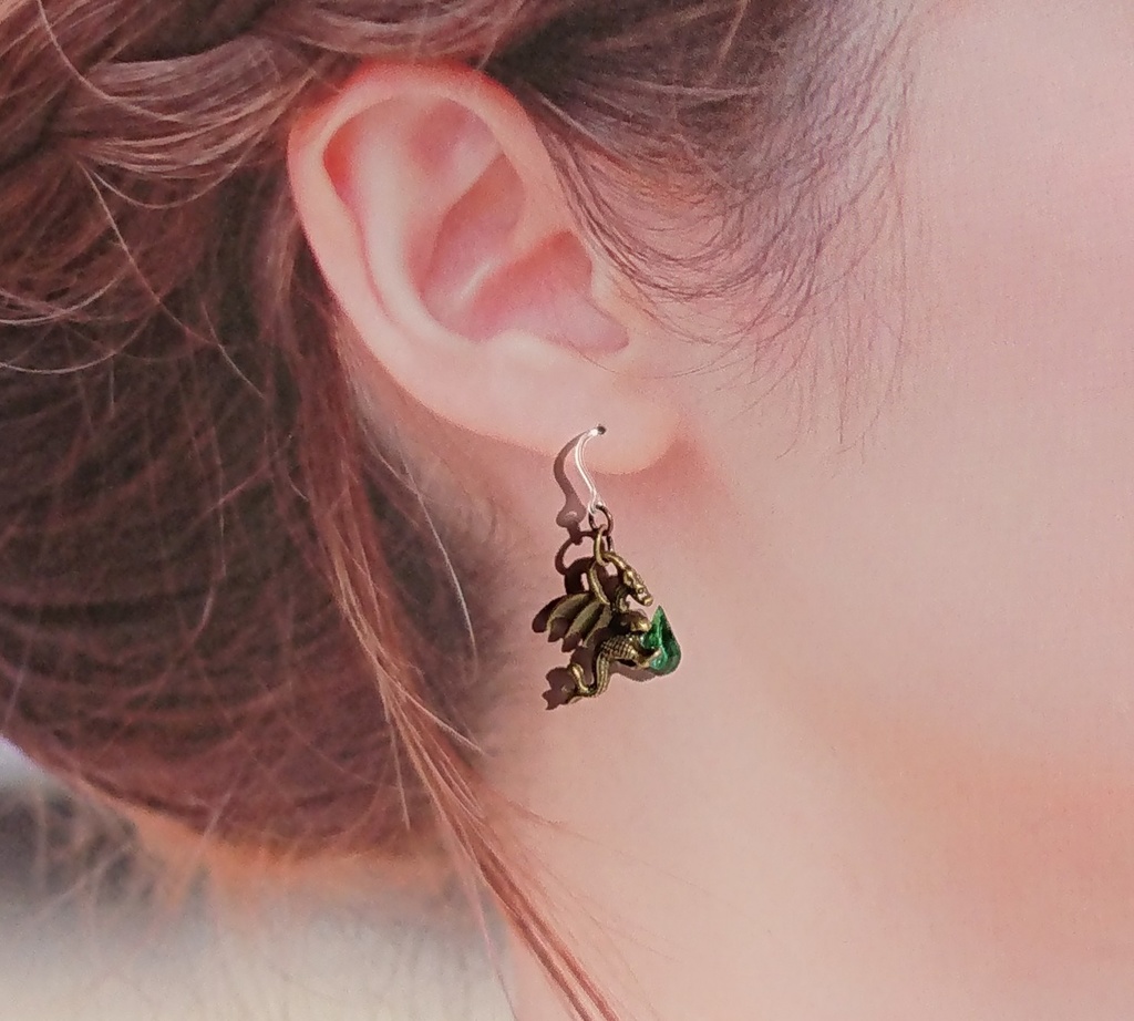 宝石を抱くドラゴン【レジン製】