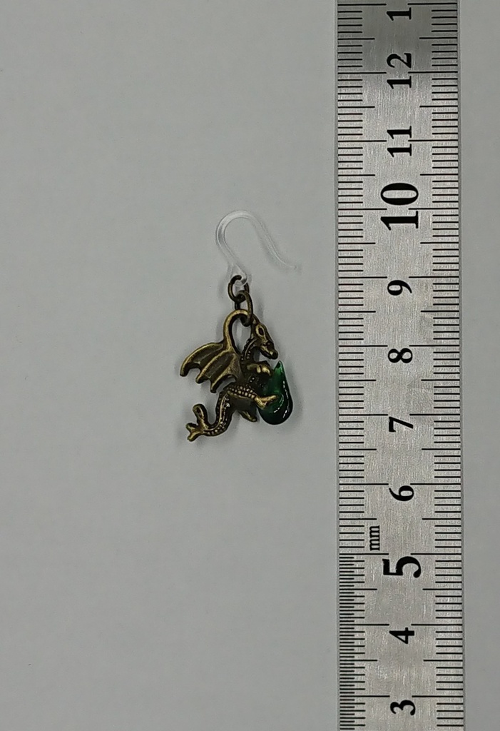 宝石を抱くドラゴン【レジン製】