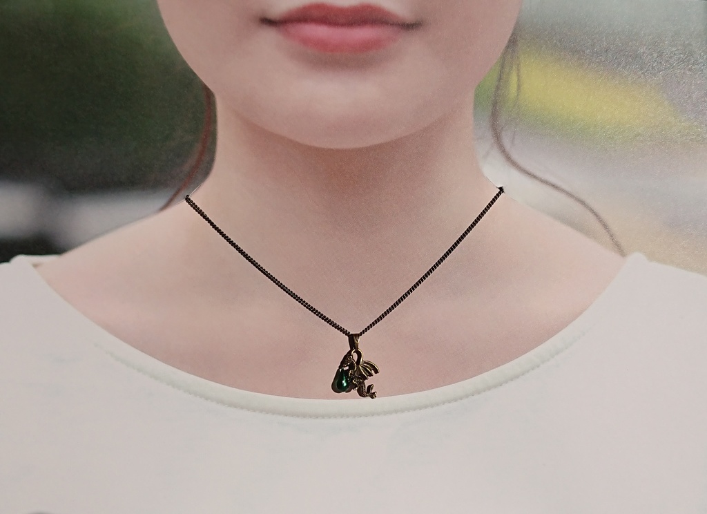 宝石を抱くドラゴンネックレス【レジン製】