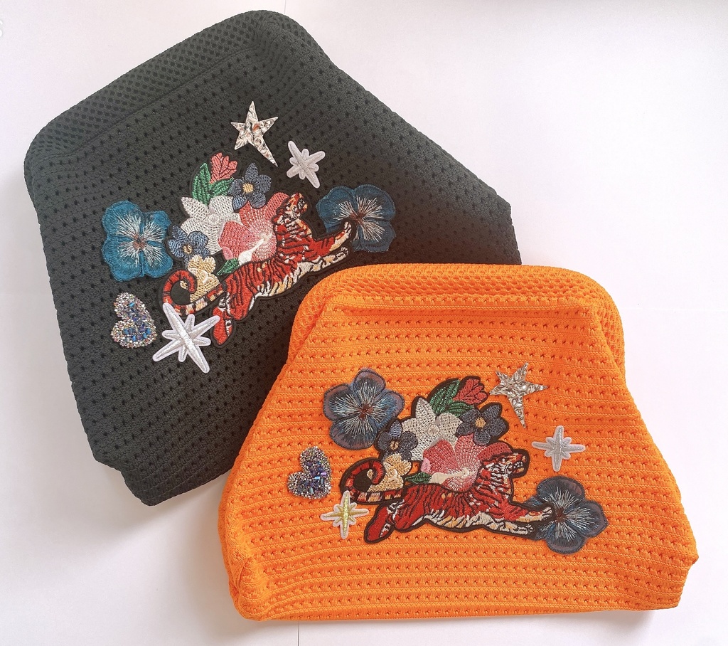 虎の刺繍クラッチバッグ(ポーチ)