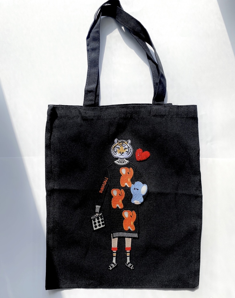 【コインケース付】虎の刺繍ワッペントートバッグ