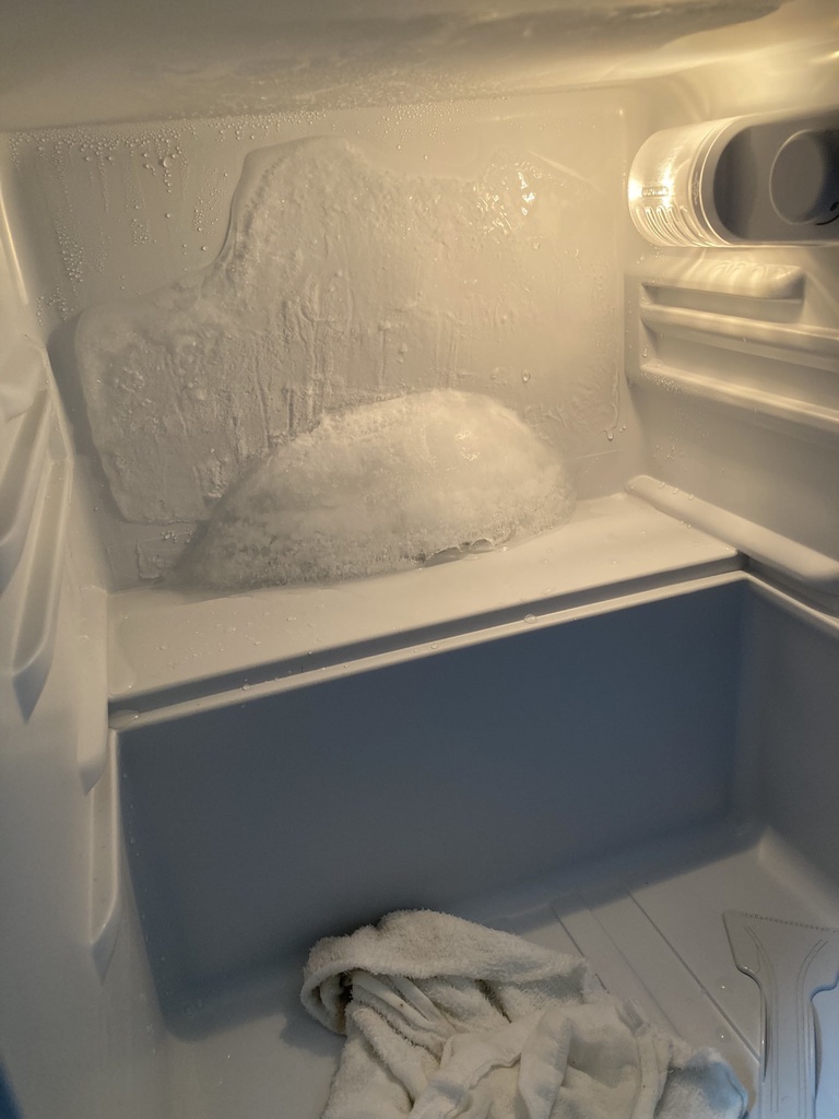 ワイが冷蔵庫にできたデカい氷を取るボイス