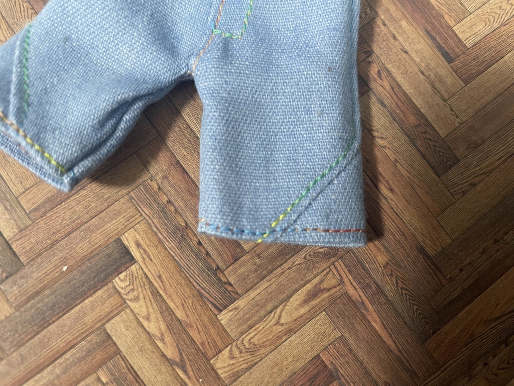 ステッチが見えるダボっとジーンズ