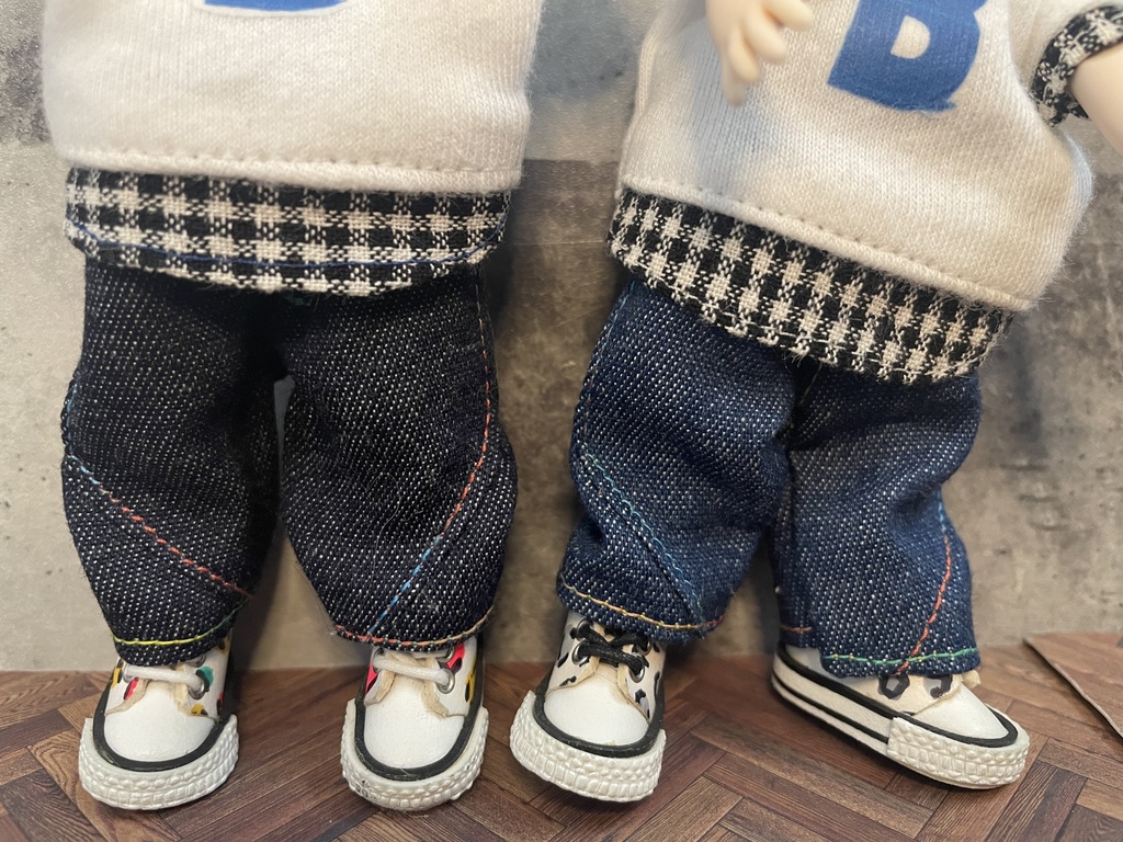 ステッチが見えるダボっとジーンズ