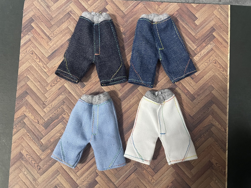 ステッチが見えるダボっとジーンズ