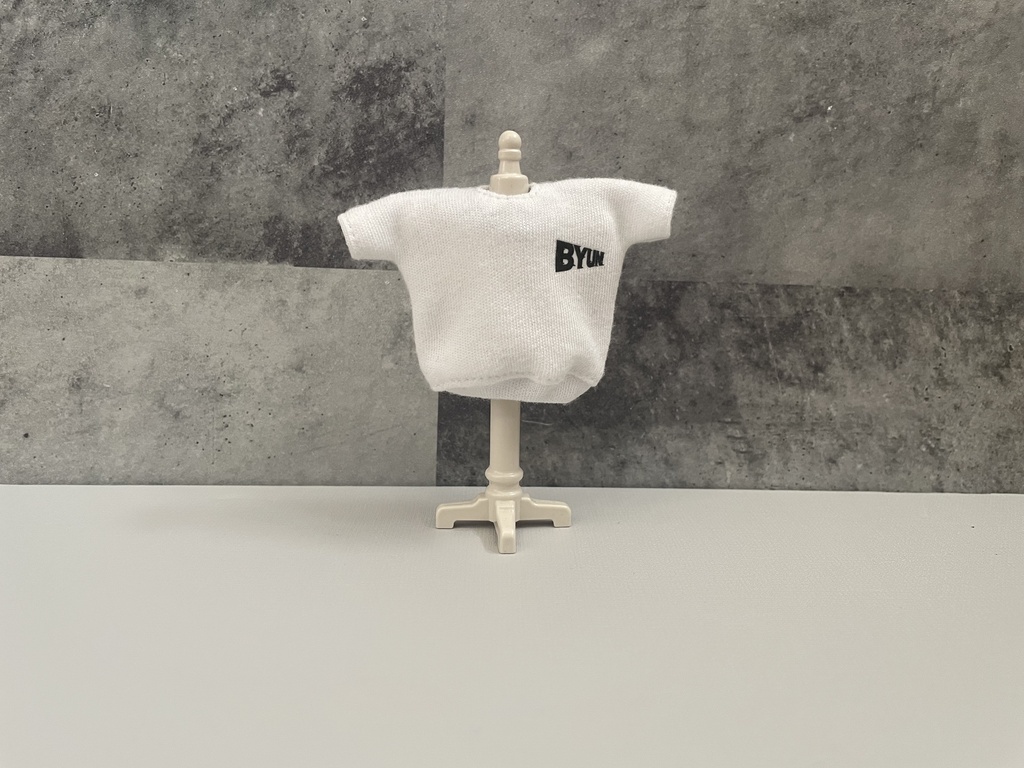 裾を絞ったTシャツ