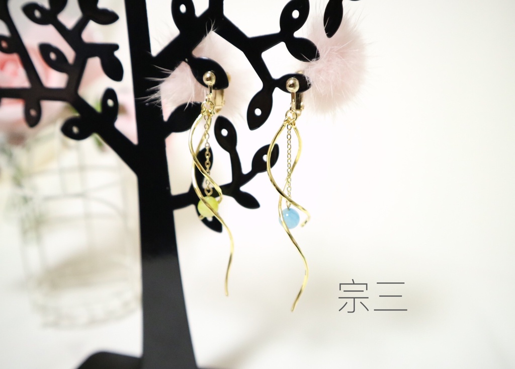 ファー付きイヤリング①