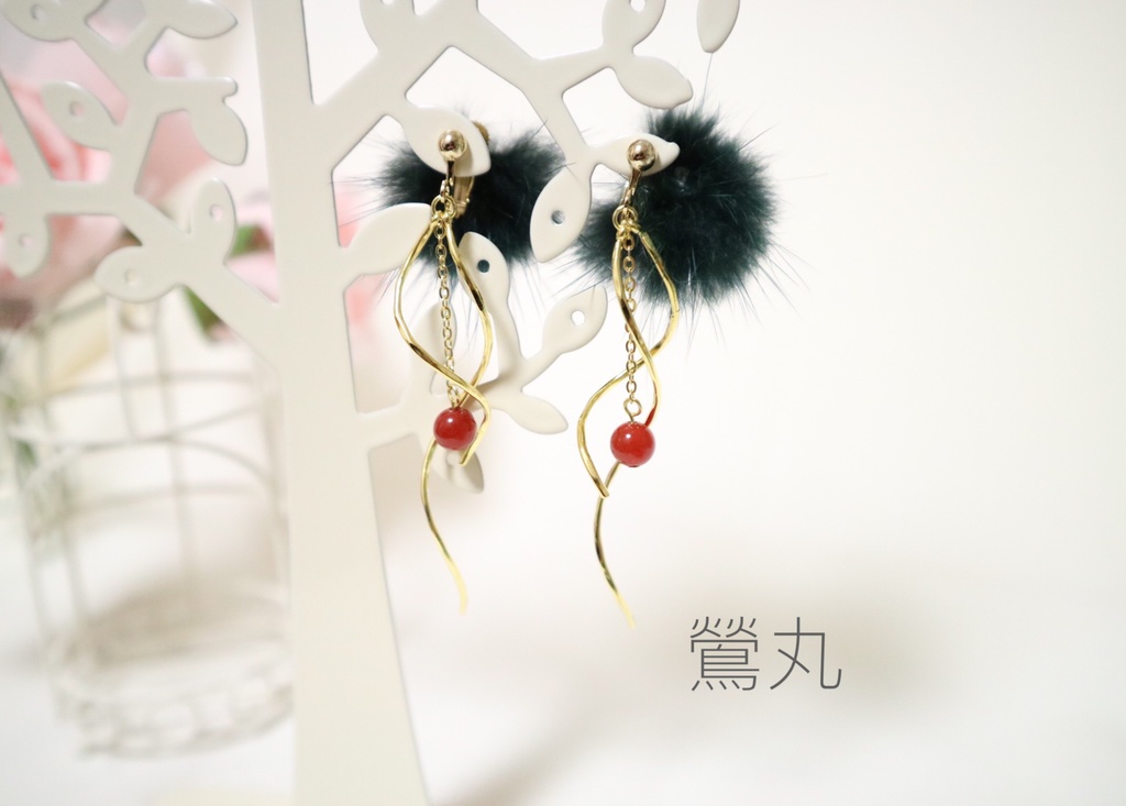 ファー付きイヤリング①