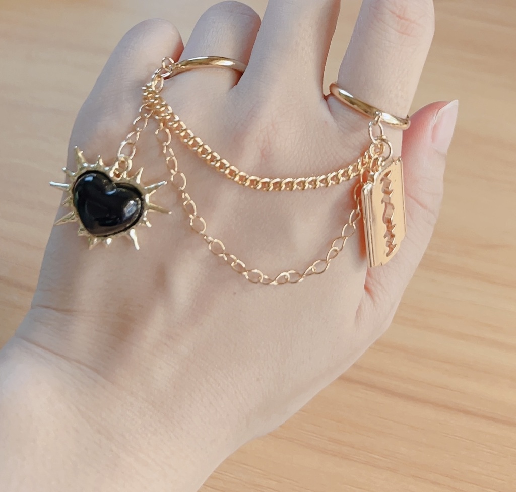 やむ!!真っ黒ハートのチェーンリング