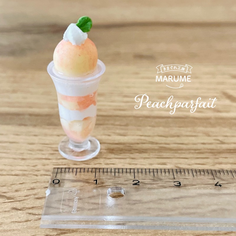 まるごと桃のパフェ