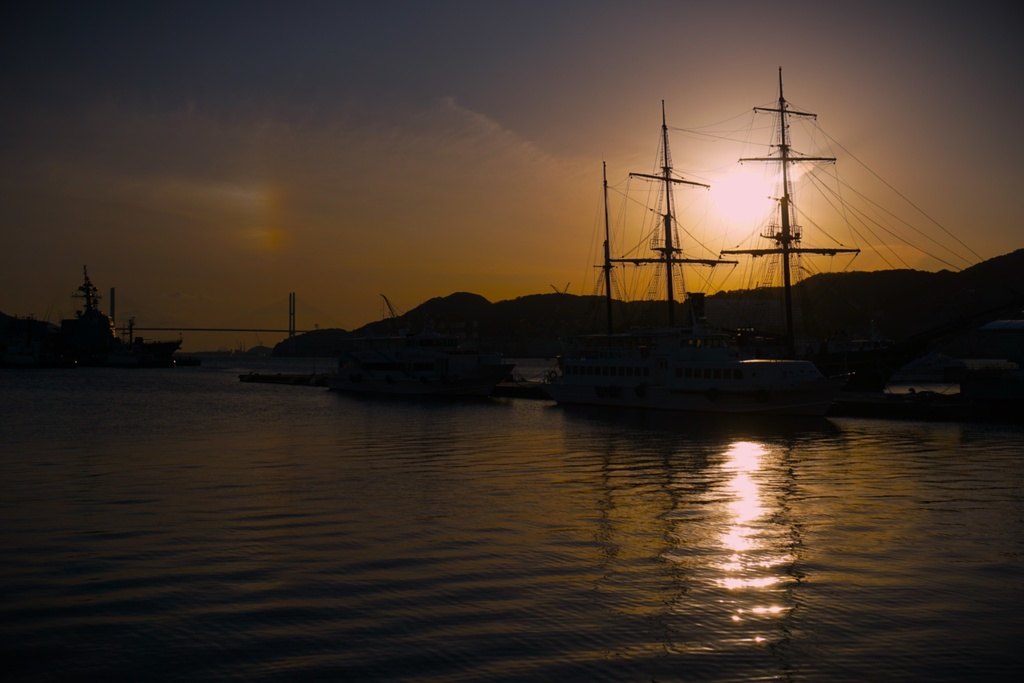 長崎港の夕暮れ＿港に沈む陽