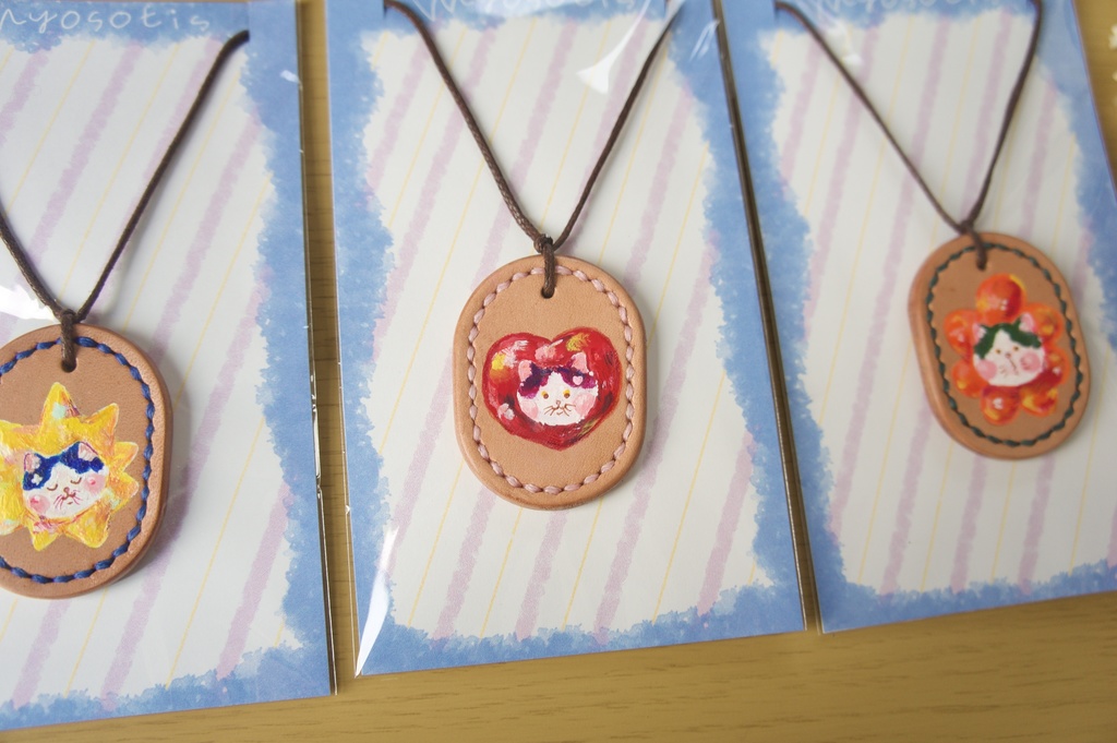 手描きレザーペンダント