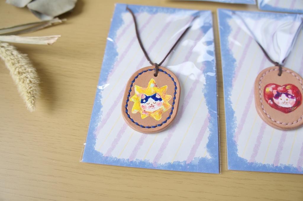 手描きレザーペンダント