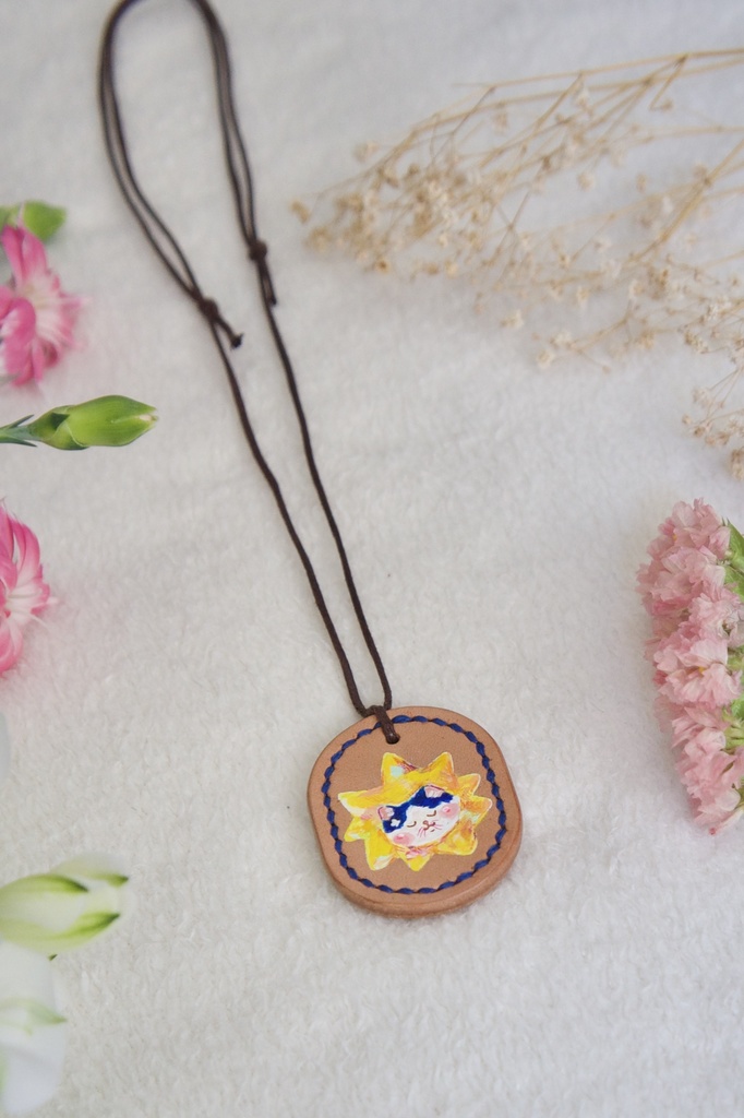 手描きレザーペンダント