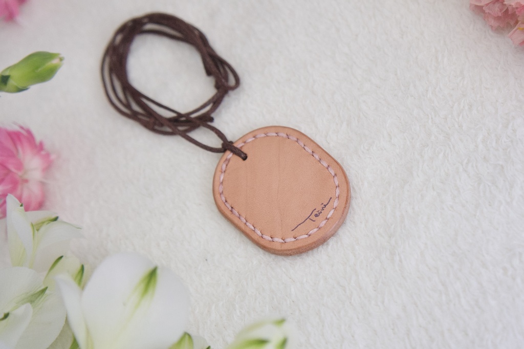 手描きレザーペンダント